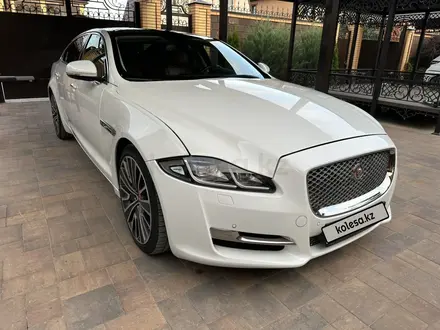 Jaguar XJ 2017 года за 24 500 000 тг. в Актобе – фото 2