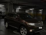 Toyota Highlander 2013 года за 8 000 000 тг. в Атырау