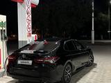 Toyota Camry 2018 года за 11 000 000 тг. в Кызылорда – фото 2