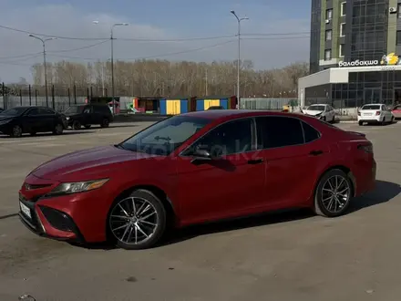 Toyota Camry 2021 года за 9 000 000 тг. в Усть-Каменогорск – фото 2