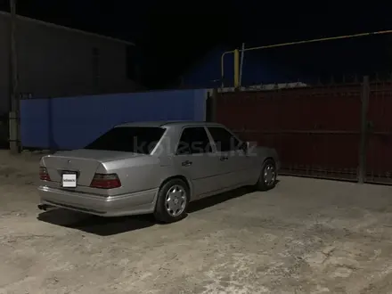 Mercedes-Benz E 320 1995 года за 3 000 000 тг. в Атырау – фото 2
