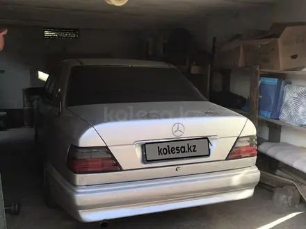 Mercedes-Benz E 220 1993 года за 1 850 000 тг. в Жезказган – фото 5