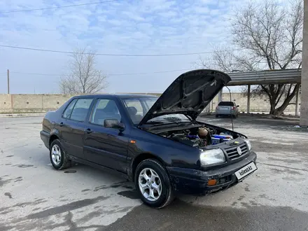 Volkswagen Vento 1993 года за 850 000 тг. в Шымкент – фото 2