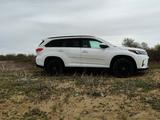 Toyota Highlander 2019 года за 17 800 000 тг. в Атырау – фото 4