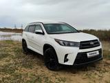 Toyota Highlander 2019 года за 17 800 000 тг. в Атырау – фото 2