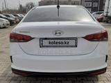 Hyundai Accent 2021 года за 6 500 000 тг. в Уральск – фото 2