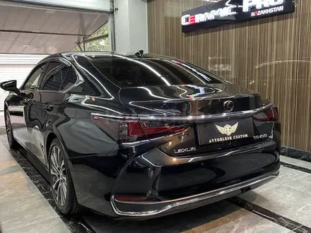 Lexus ES 250 2018 года за 18 200 000 тг. в Алматы – фото 2
