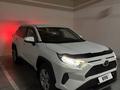 Toyota RAV4 2021 года за 15 300 000 тг. в Алматы – фото 2