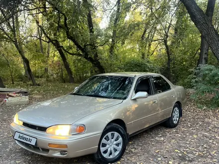 Toyota Camry 1996 года за 2 400 000 тг. в Алматы – фото 2