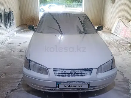 Toyota Camry 2000 года за 2 800 000 тг. в Жанаозен – фото 2