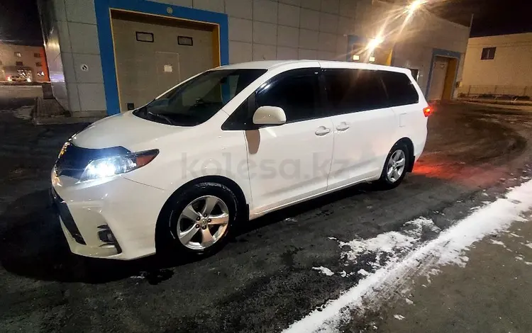 Toyota Sienna 2015 годаfor13 000 000 тг. в Атырау