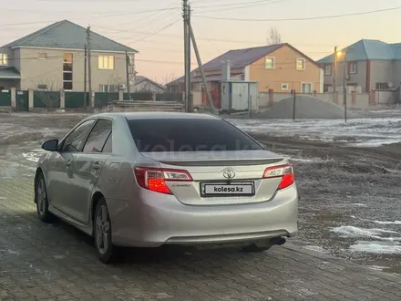 Toyota Camry 2013 года за 9 000 000 тг. в Актобе – фото 2