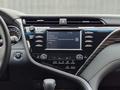 Toyota Camry 2020 года за 13 390 000 тг. в Алматы – фото 23