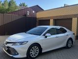 Toyota Camry 2019 года за 14 700 000 тг. в Уральск – фото 2