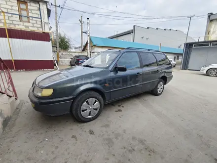 Volkswagen Passat 1995 года за 1 700 000 тг. в Актобе – фото 2