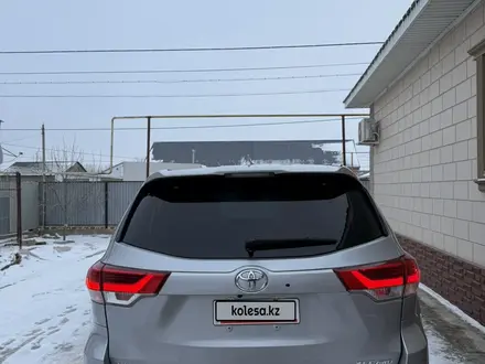 Toyota Highlander 2018 года за 12 000 000 тг. в Атырау – фото 2