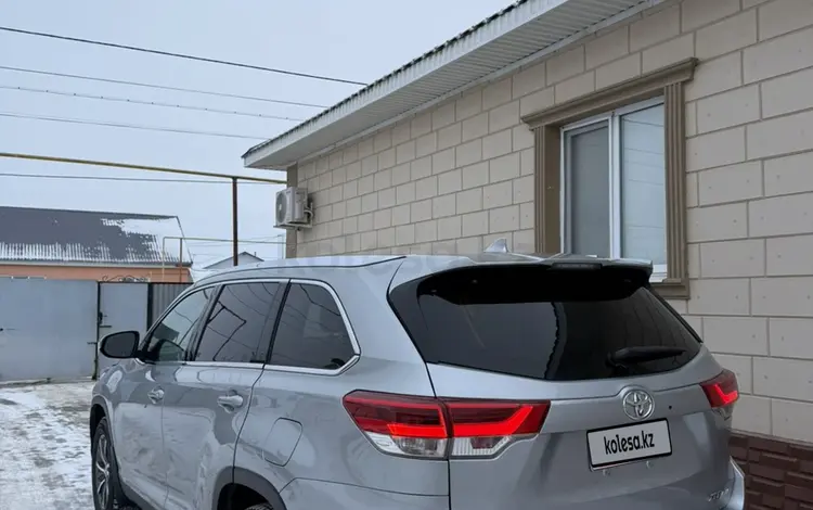 Toyota Highlander 2018 года за 12 000 000 тг. в Атырау