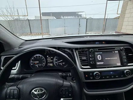Toyota Highlander 2018 года за 12 000 000 тг. в Атырау – фото 25