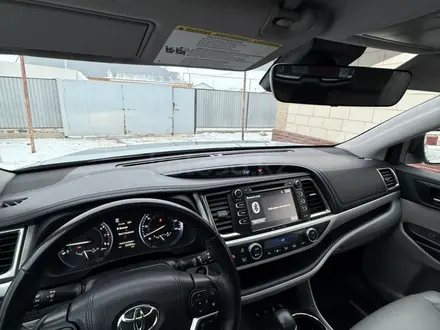 Toyota Highlander 2018 года за 12 000 000 тг. в Атырау – фото 29