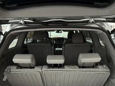 Toyota Highlander 2018 года за 12 000 000 тг. в Атырау – фото 36