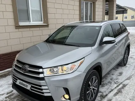 Toyota Highlander 2018 года за 12 000 000 тг. в Атырау – фото 4