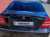 Mercedes-Benz C 240 2003 года за 2 900 000 тг. в Атырау – фото 4