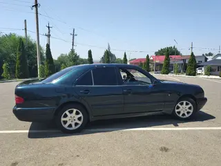 Mercedes-Benz E 230