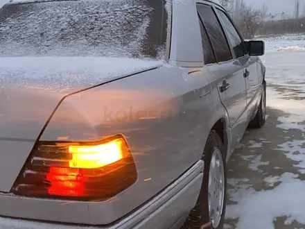 Mercedes-Benz E 220 1993 года за 2 100 000 тг. в Шиели – фото 5