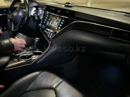 Toyota Camry 2018 года за 15 500 000 тг. в Атырау – фото 12