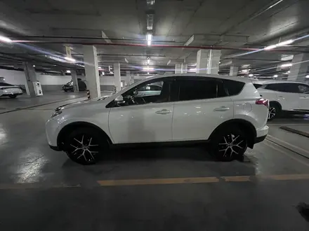 Toyota RAV4 2017 года за 13 500 000 тг. в Астана – фото 3