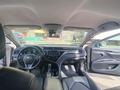 Toyota Camry 2020 года за 11 500 000 тг. в Атырау – фото 2