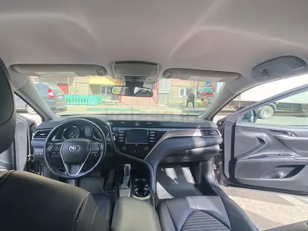 Toyota Camry 2020 года за 11 500 000 тг. в Атырау – фото 2