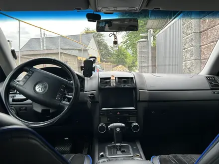 Volkswagen Touareg 2005 года за 4 500 000 тг. в Алматы – фото 8