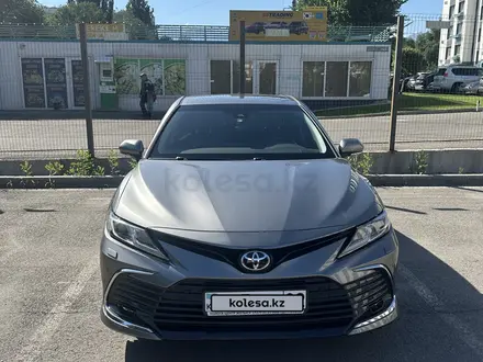 Toyota Camry 2023 года за 16 400 000 тг. в Алматы – фото 2