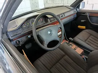 Mercedes-Benz E 230