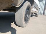 Два летних колеса на 13 штампы в среднем состоянии за 5 000 тг. в Кокшетау – фото 3