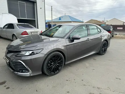 Toyota Camry 2018 года за 6 800 000 тг. в Атырау – фото 3