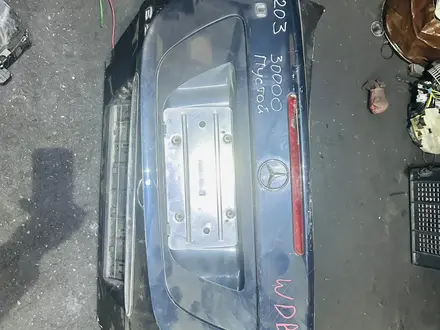 Мерседес w203 крышка багажника за 30 000 тг. в Алматы