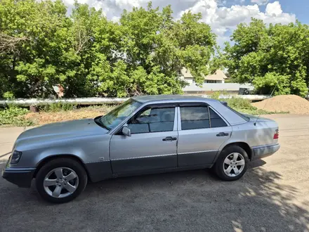 Mercedes-Benz E 280 1995 года за 3 600 000 тг. в Караганда – фото 2