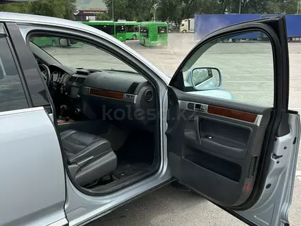 Volkswagen Touareg 2004 года за 5 000 000 тг. в Алматы – фото 12