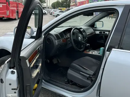 Volkswagen Touareg 2004 года за 5 000 000 тг. в Алматы – фото 13