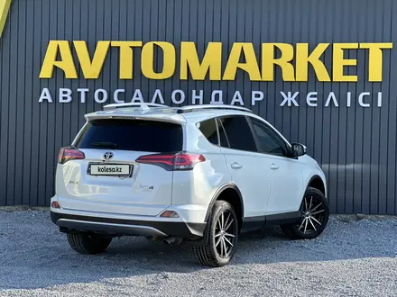 Toyota RAV4 2017 года за 11 490 000 тг. в Актобе – фото 3