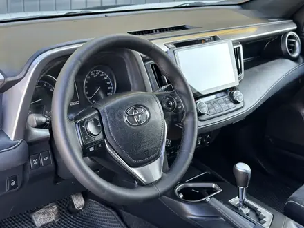 Toyota RAV4 2017 года за 11 490 000 тг. в Актобе – фото 14