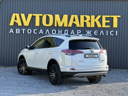 Toyota RAV4 2017 года за 11 490 000 тг. в Актобе – фото 4