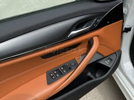 BMW M5 2022 года за 54 900 000 тг. в Алматы – фото 13