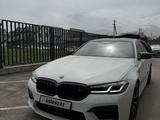BMW M5 2022 года за 54 900 000 тг. в Алматы – фото 2