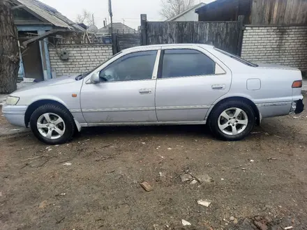 Toyota Camry 1998 года за 1 800 000 тг. в Семей – фото 2