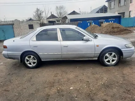 Toyota Camry 1998 года за 1 800 000 тг. в Семей – фото 5
