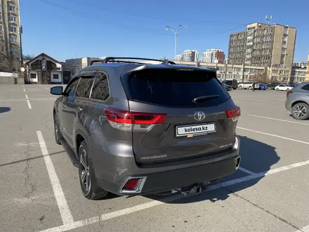 Toyota Highlander 2019 года за 17 300 000 тг. в Алматы – фото 3