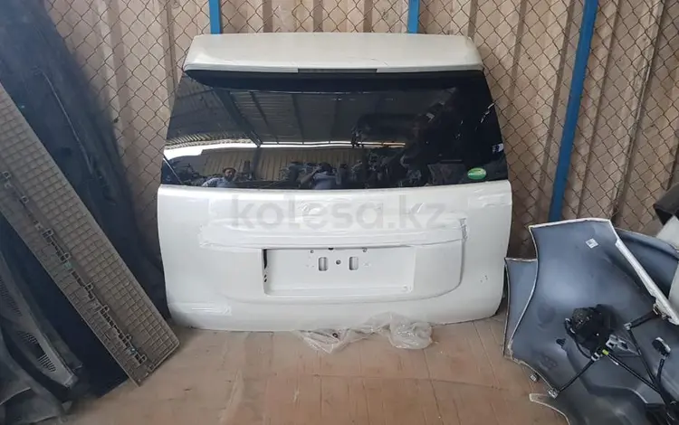 Задняя дверь багажника на Toyota Land Cruiser Prado 150 за 147 тг. в Алматы